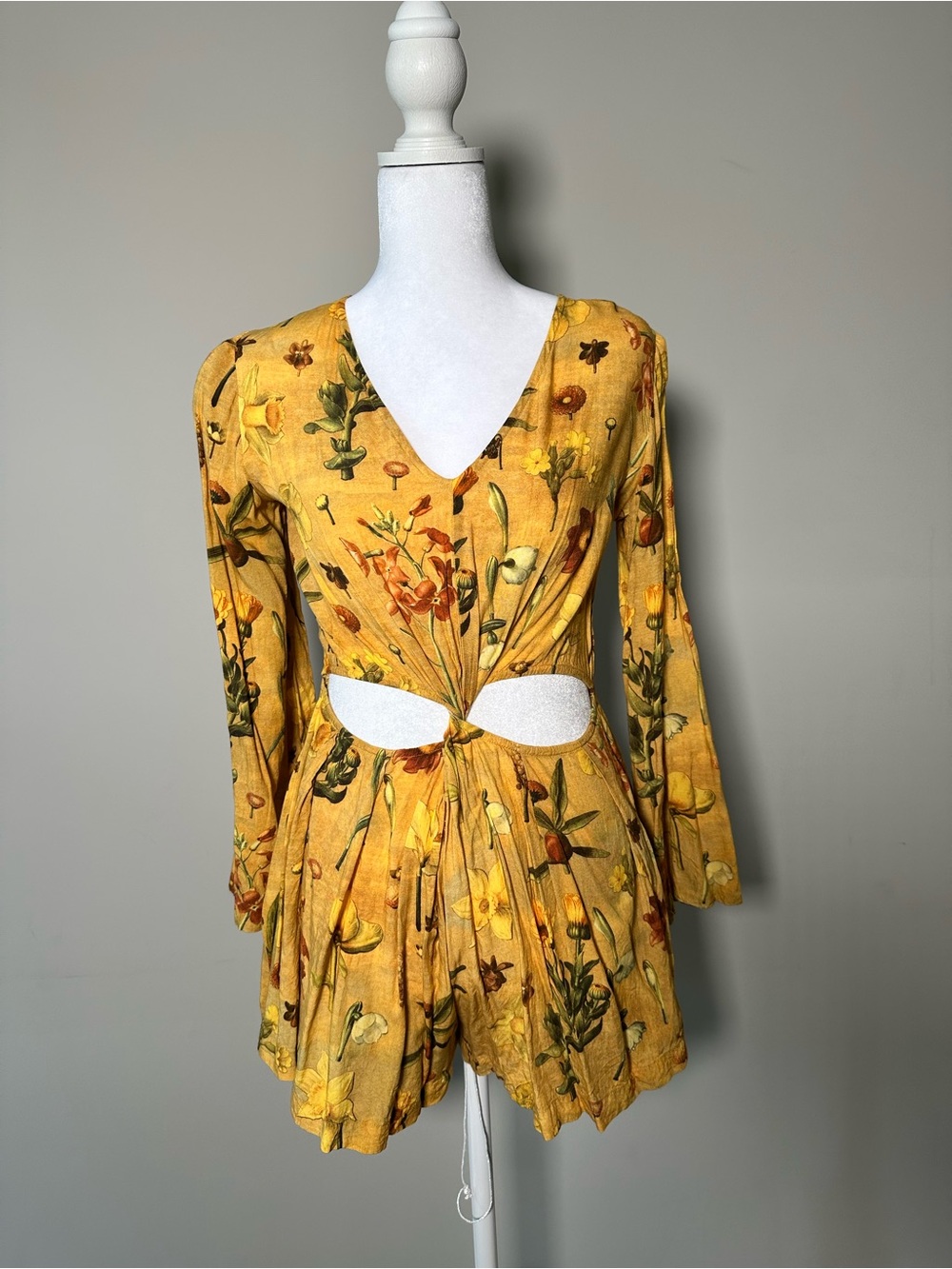 Samantha Pleet Yellow Floral Cutout V-Neck Crop Top